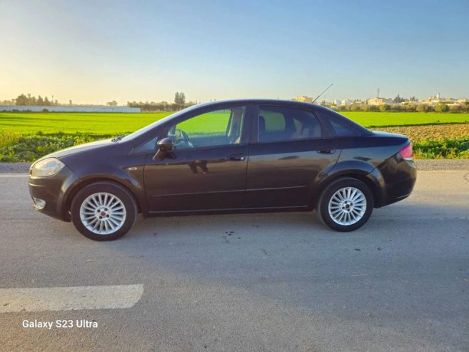 Fiat-Linea-2010-occasion-a-Manouba-Moteur-1.4L-essence-interieur-cuir-et-climatisation-bizone-6