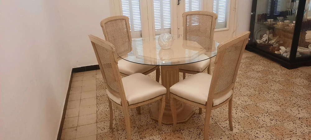 Salle-a-manger-design-avec-table-ronde-en-verre-et-base-bois-sculpte-500-DT-Khaireddine-Tunis