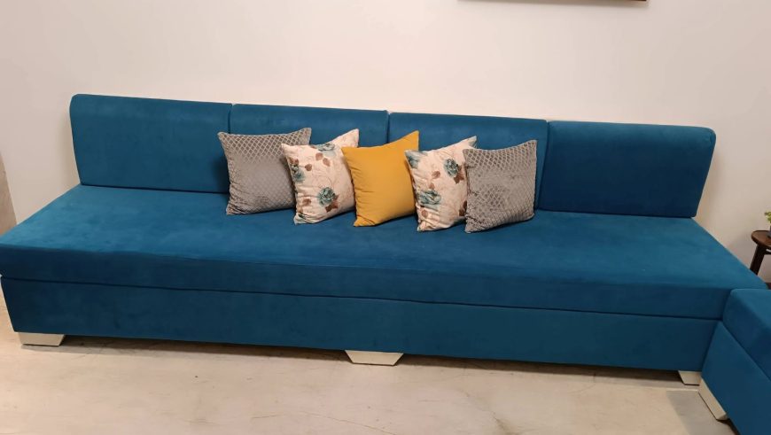 Salon-banquette-3-places-velours-bleu-petrole-longueur-2.5-metres-pieds-blancs-coussins-decoratifs-argent-floral-moutarde-design-moderne-occasion-Tunisie