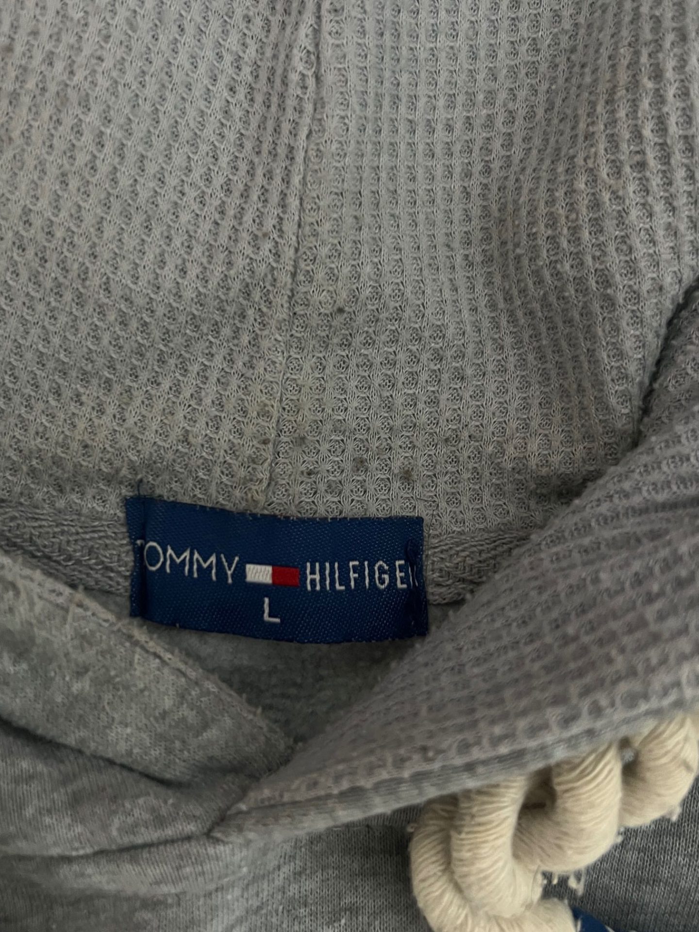 Sweat-Tommy-Hilfiger-Capuche-NEUF-Taille-L-a-El-Aouina-Prix-35-DT-1