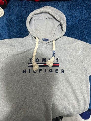 Sweat-Tommy-Hilfiger-Capuche-NEUF-Taille-L-a-El-Aouina-Prix-35-DT