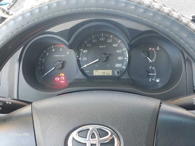 Toyota-Hilux-2015-avec-112000-km-4×4-double-cabine-en-excellent-etat