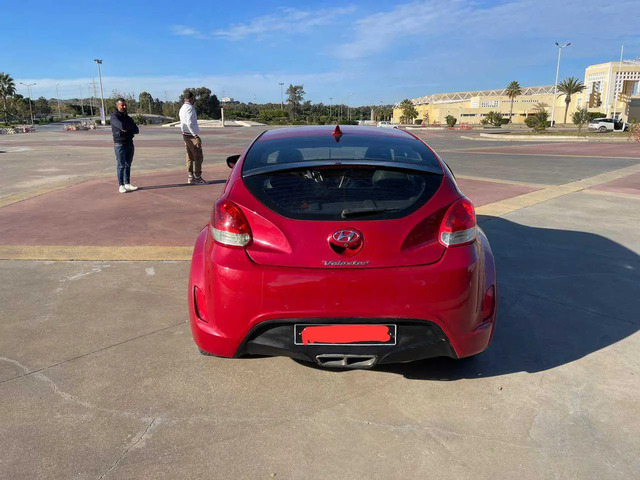 Voiture-occasion-Tunisie-Hyundai-Veloster-2012-automatique-premiere-main-Ezzahra-garantie-carnet-entretien-35000-dinars