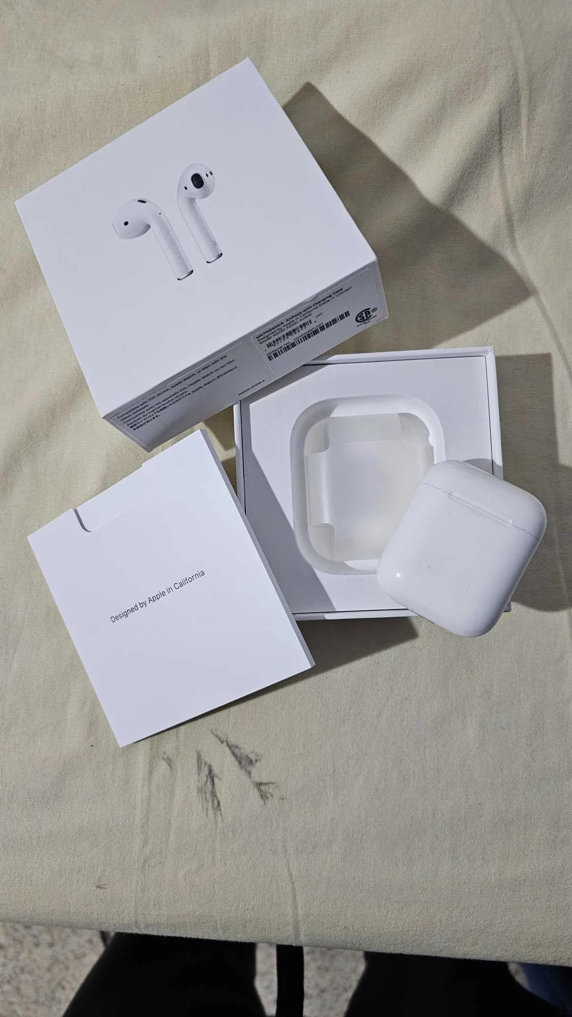 Apple-AirPods-2-dans-leur-boitier-blanc