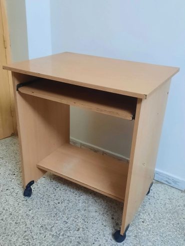 Bureau-compact-avec-etagere-de-rangement-et-roulettes