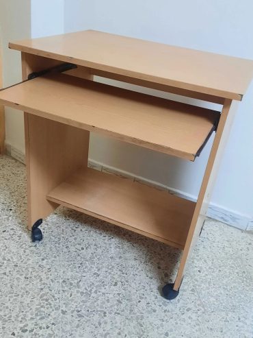 Bureau-pour-ordinateur-en-bois-clair-a-vendre-a-Sfax