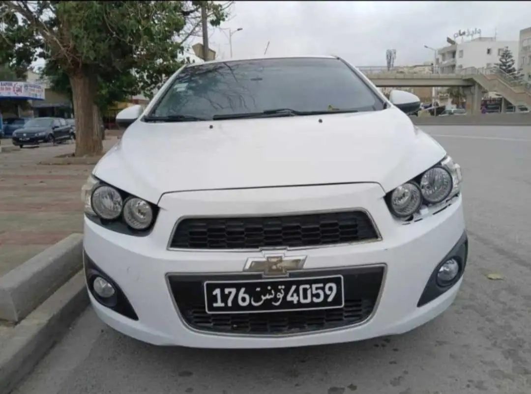 Chevrolet-Sonic-2015-Cite-El-Ghazela-Vue-avant-avec-feux-LED-et-plaque-Tunisienne-Prix-23-500-DT