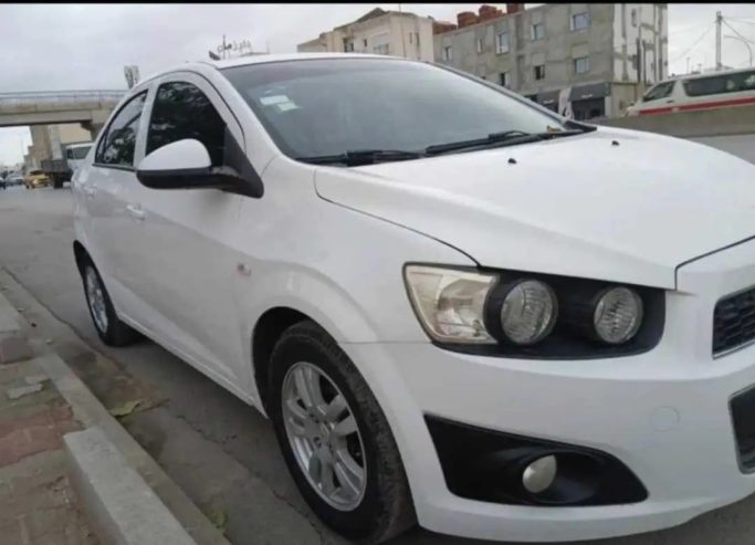 Chevrolet-Sonic-2015-economique-6.2L-100km-Disponible-Ariana-Kilometrage-225-000-km-justifie