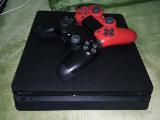 Console-PS4-1-To-A-vendre-a-Sousse-avec-manettes-incluses