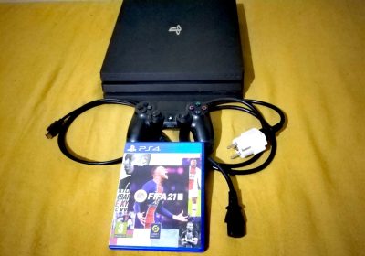 À Vendre : PS4 Pro 1 To avec FIFA 21