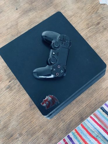 Console-PS4-Slim-en-excellent-etat-a-vendre-a-Ariana