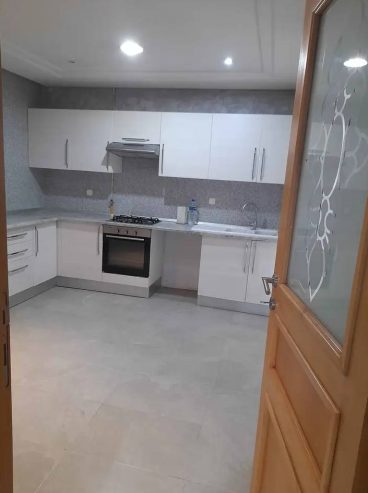 Cuisine-entierement-equipee-avec-sechoir-dans-appartement-S3-a-La-Soukra