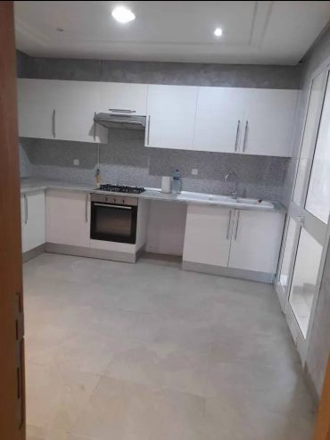 Cuisine-entierement-equipee-dans-appartement-S3-a-La-Soukra