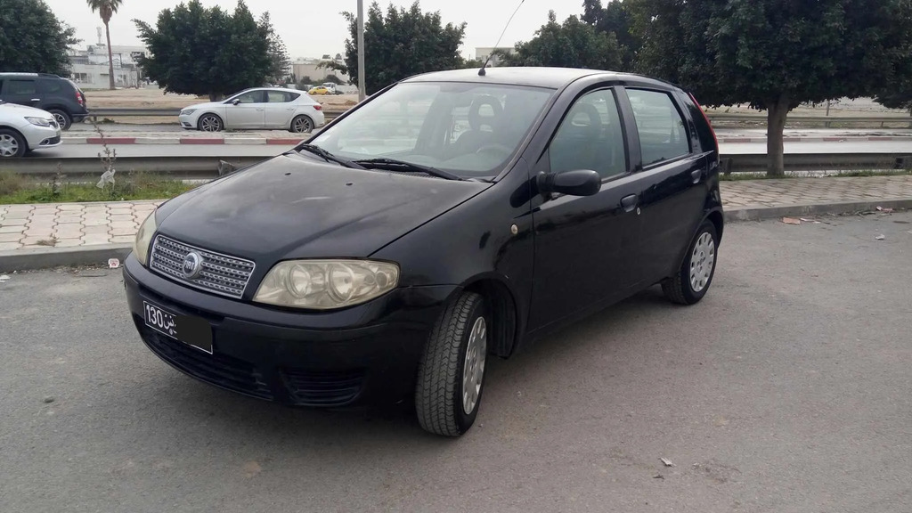 FIAT-Punto-3-2007-–-Vue-exterieure-avant-carrosserie-bien-entretenue