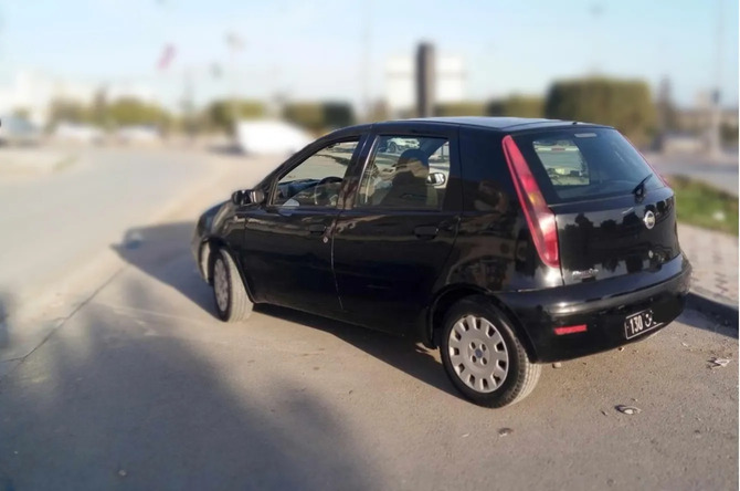 FIAT-Punto-3-essence-–-Vue-arriere-avec-feux-Follow-Me-Home