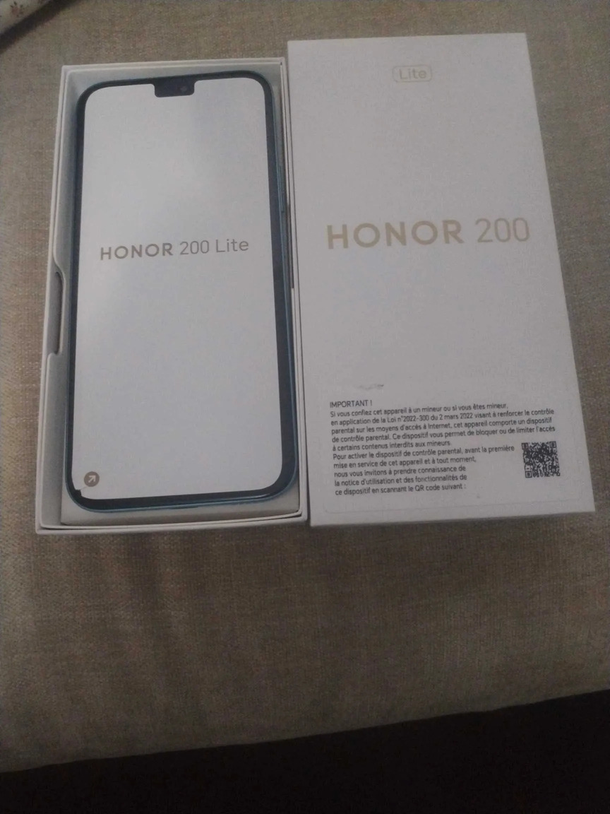 Face-avant-du-Smartphone-Honor-200-Lite-Ecran-Full-HD-6.7-pouces-Design-elegant-et-moderne