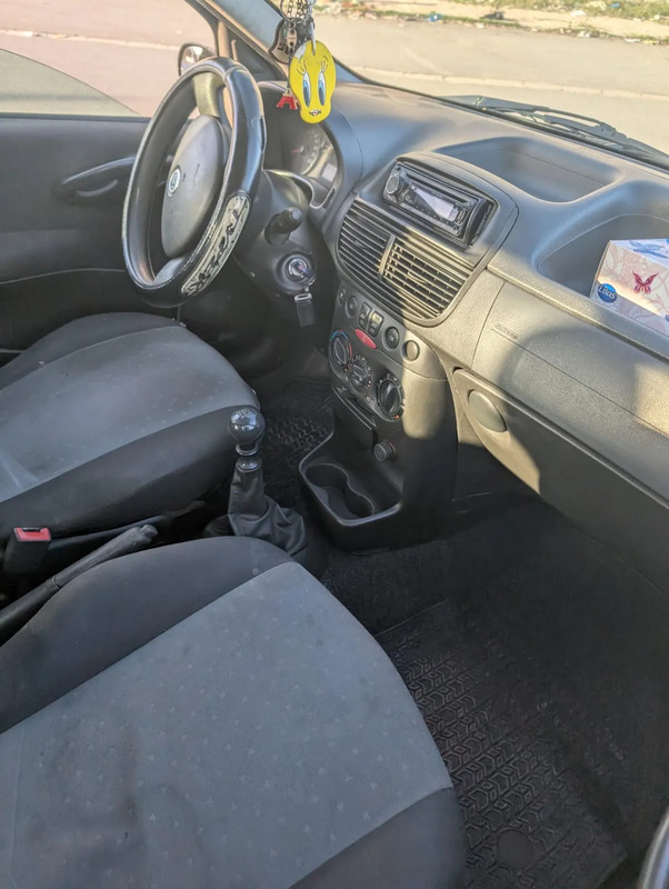 Interieur-FIAT-Punto-3-propre-avec-direction-assistee-et-climatisation