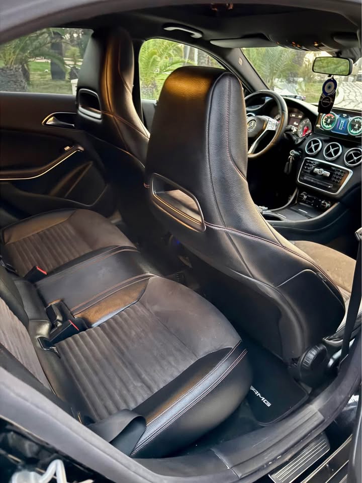 Interieur-Mercedes-Classe-A-180-AMG-avec-volant-en-cuir