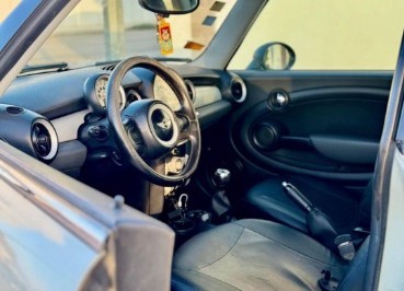 Interieur-Mini-One-2009-avec-sieges-en-tissu-et-volant-multifonction