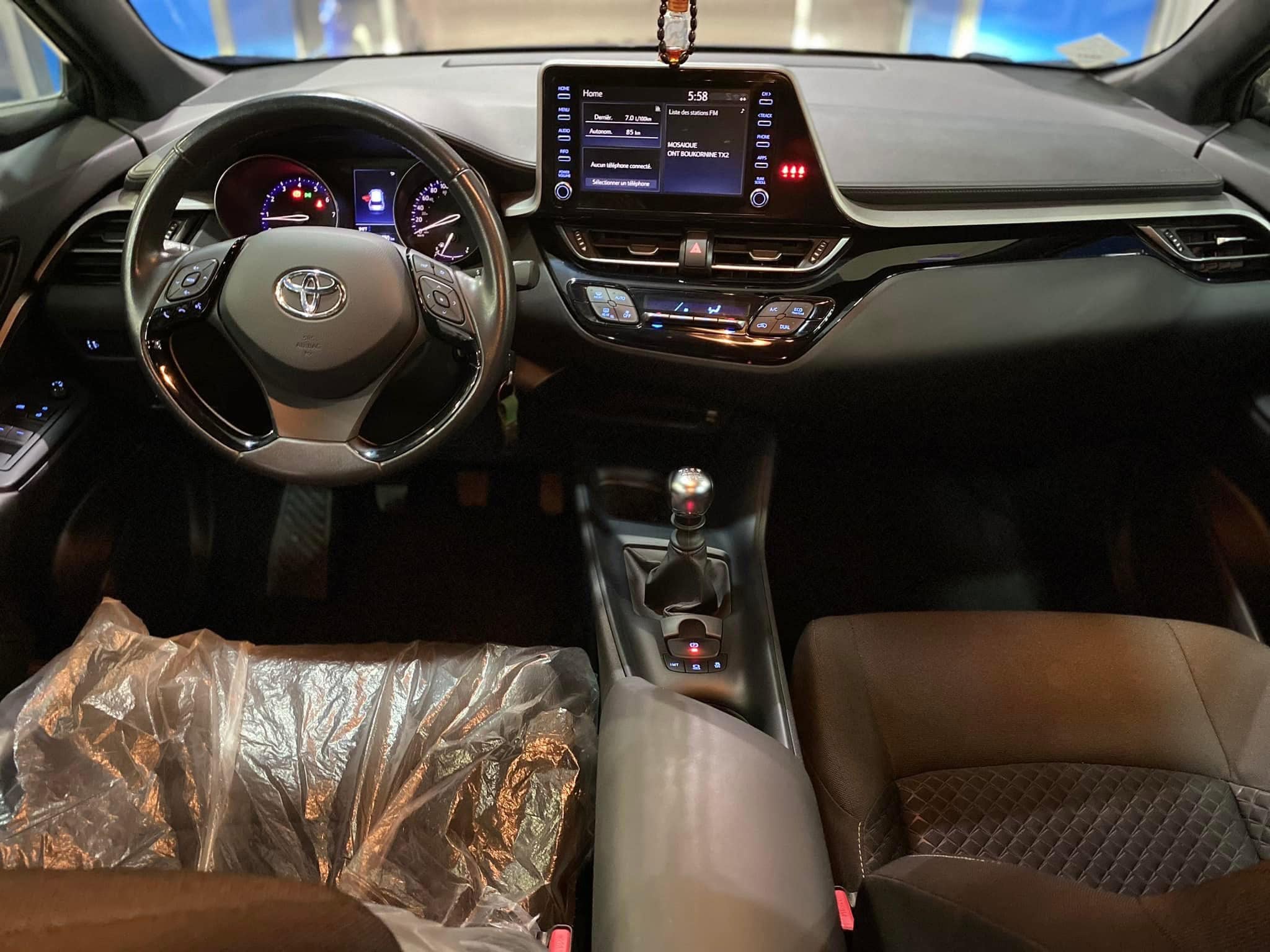 Interieur-Toyota-C-HR-2021-avec-volant-cuir-multifonctions-et-ecran-tactile-8-pouces