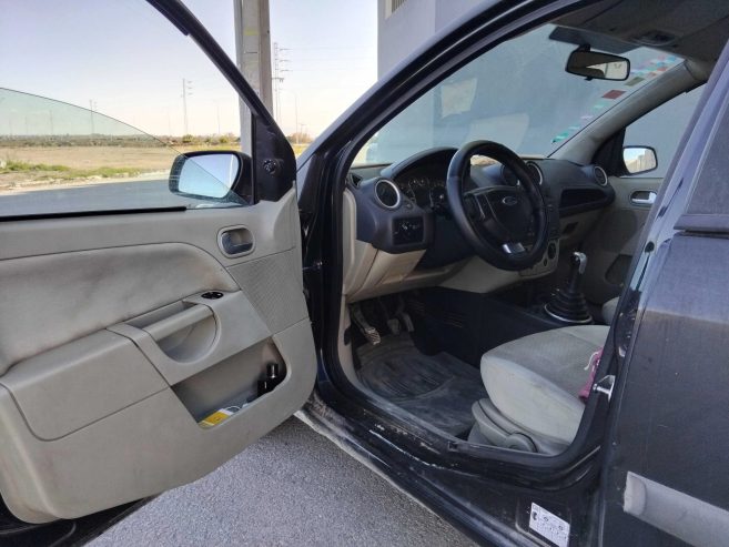 Interieur-de-la-Ford-Fiesta-Ghia-2007-avec-tableau-de-bord-moderne