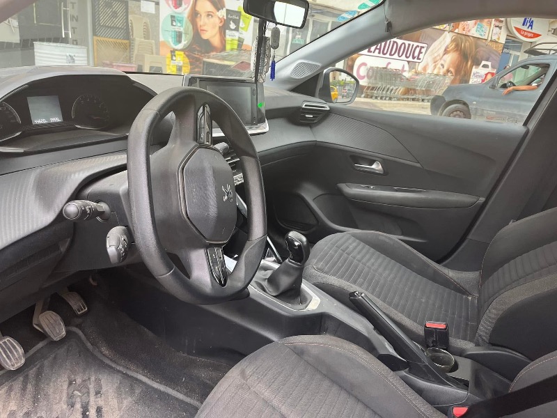 Interieur-de-la-Peugeot-208-avec-ecran-tactile-et-volant-cuir