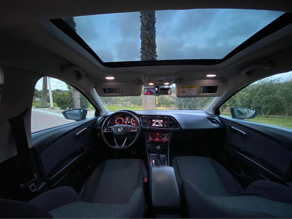 Interieur-de-la-Seat-Leon-2015-avec-ecran-tactile-et-Bluetooth