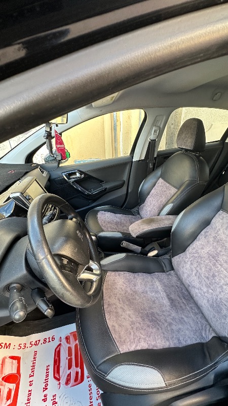 Interieur-moderne-de-la-Peugeot-208-Style-ABS-2015-avec-ecran-tactile