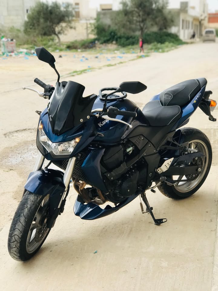 Kawasaki-Z750-avec-ligne-Akrapovic-Tunisie