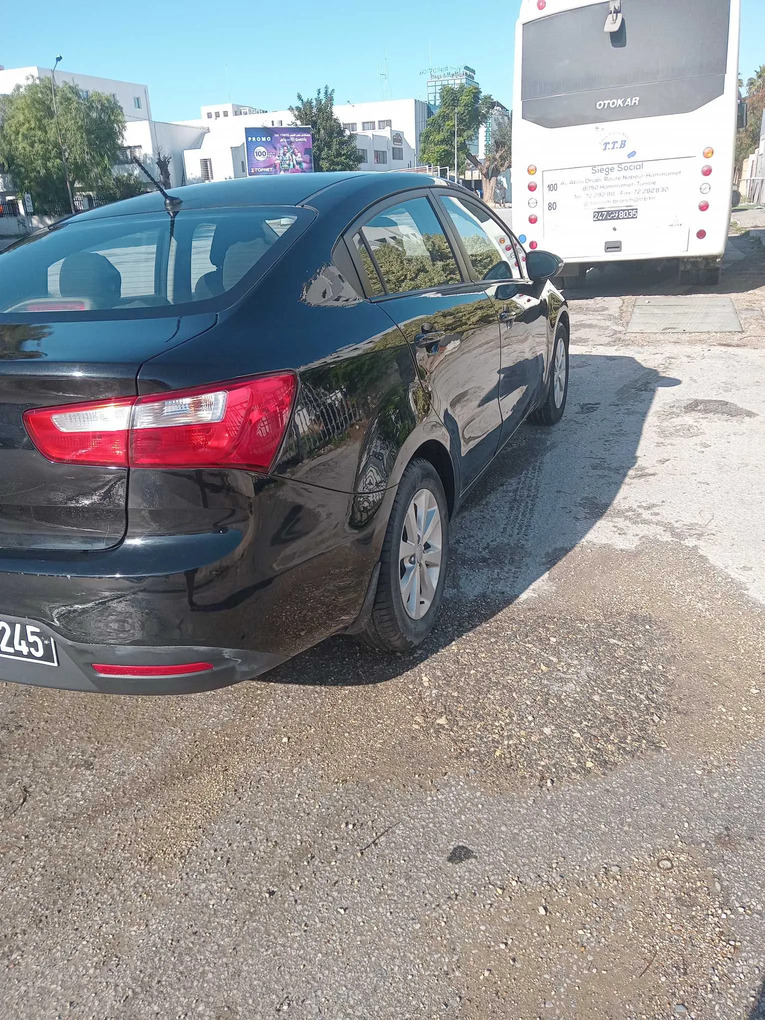 Kia-Rio-2014-noir-jantes-alliage-31 000-DT-a-vendre-La-Soukra-vue-aile-droite