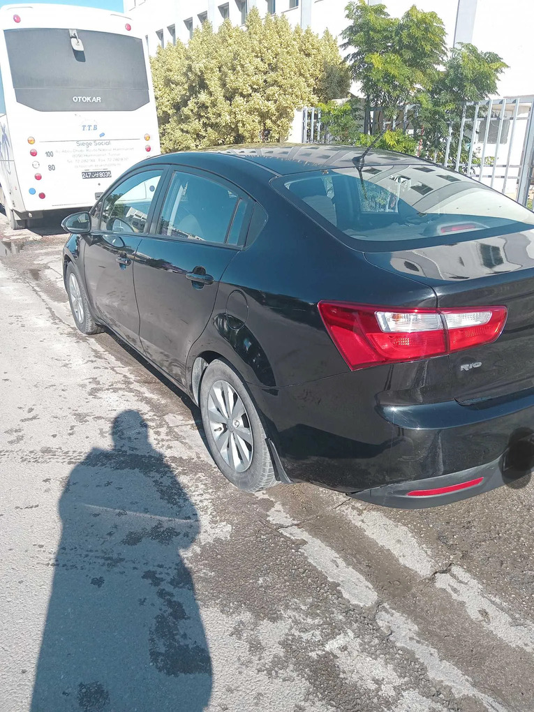 Kia-Rio-2014-noir-jantes-alliage-31 000-DT-a-vendre-La-Soukra-vue-aile-gauche