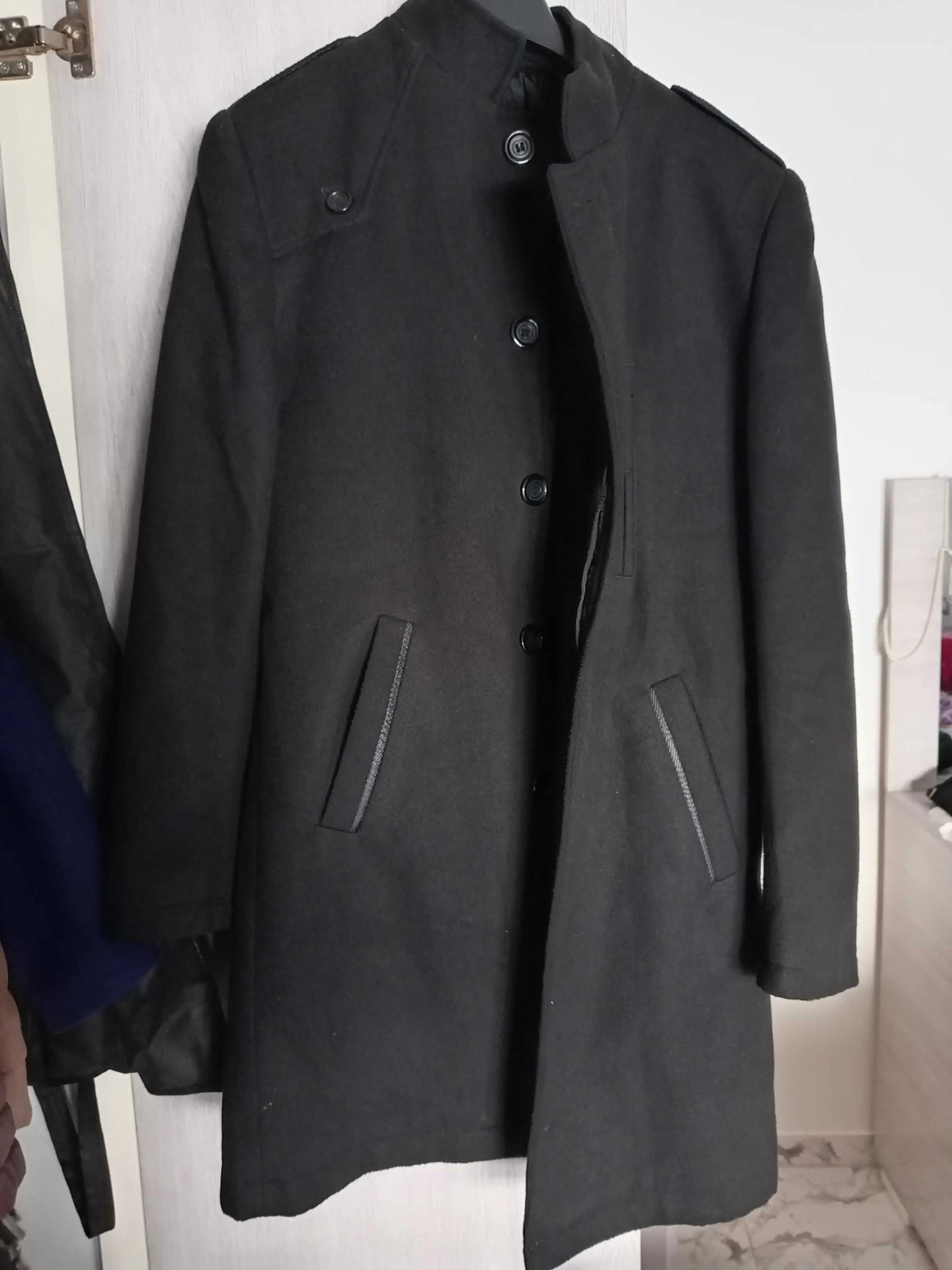 Manteau-noir-en-cachemire-avec-col-chinois-style-raffine