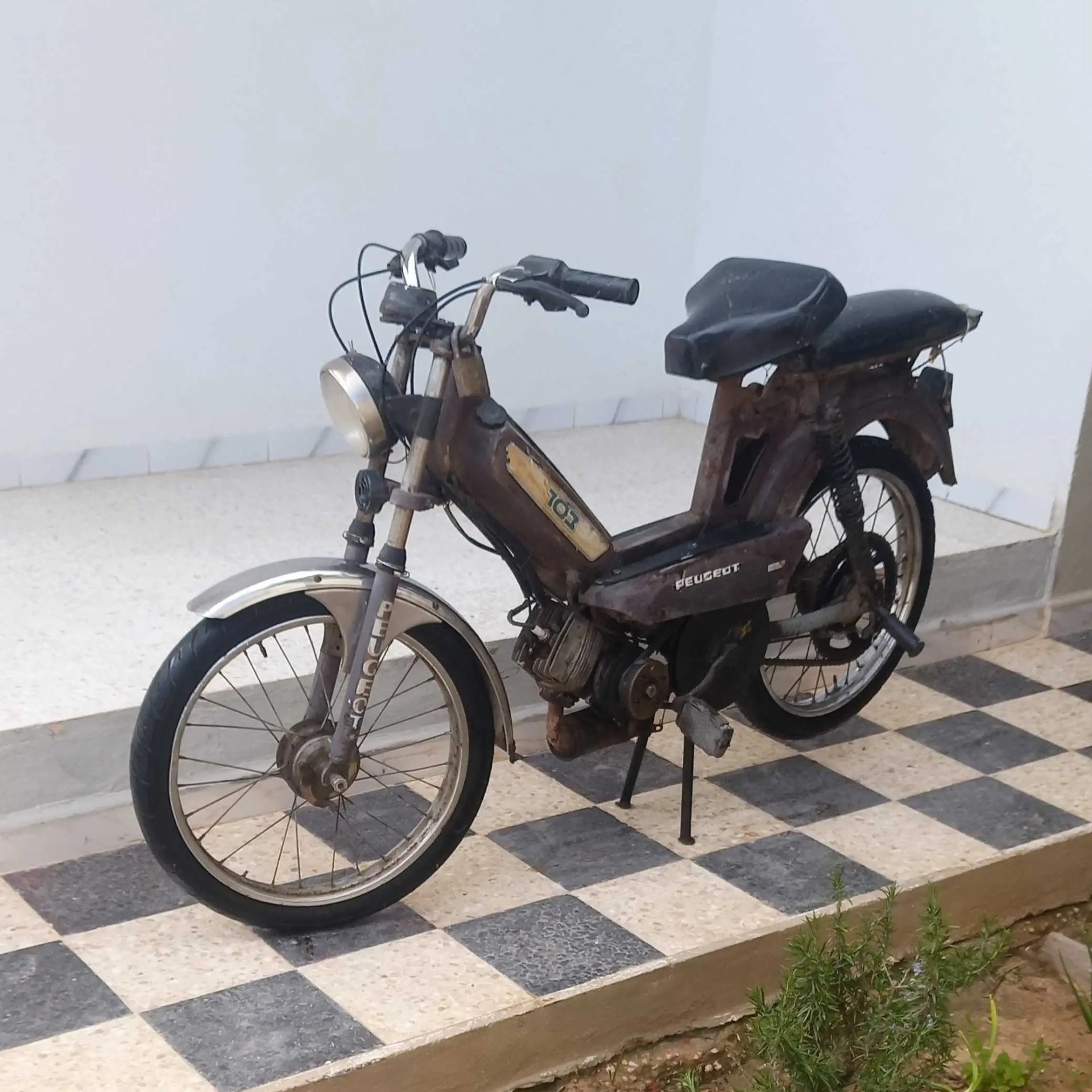 Moto-Peugeot-103-a-vendre-a-Sfax-modele-1990-en-excellent-etat