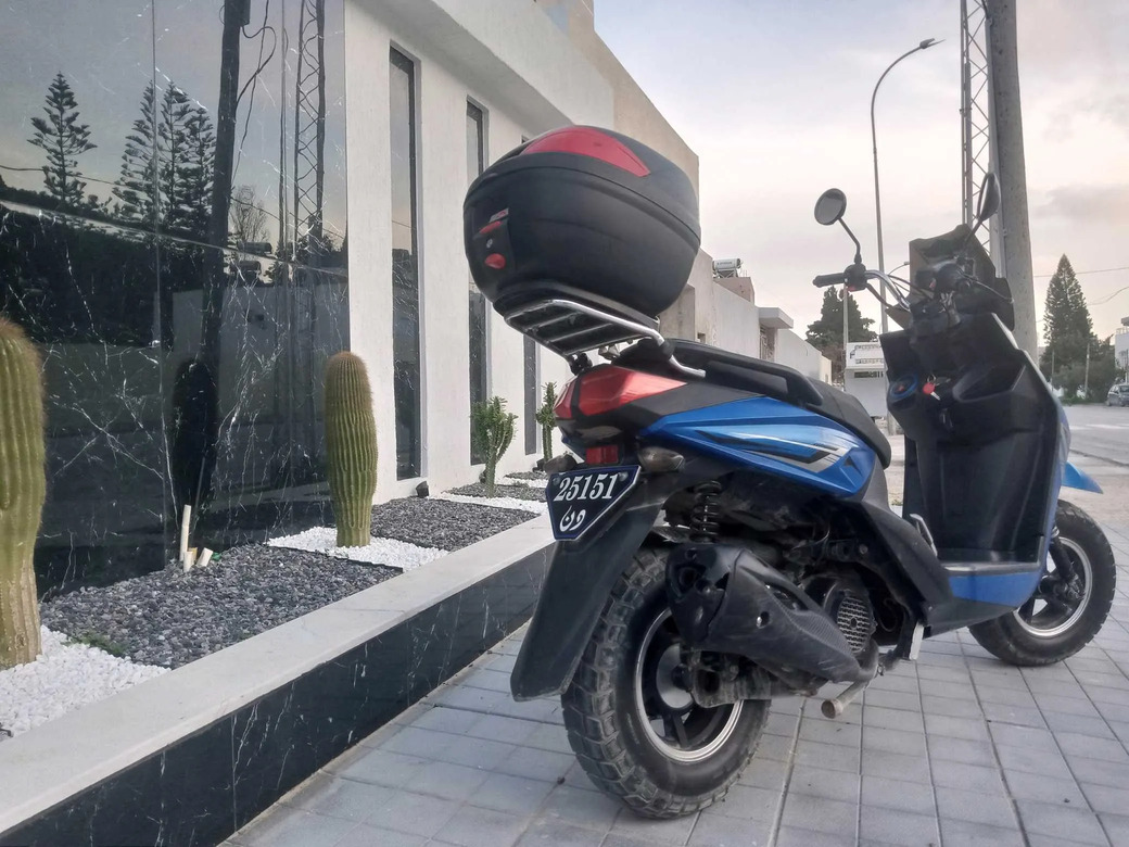 Moto-UNISCOOT-TMAX-125CC-a-vendre-a-Bizerte-annee-2018-moteur-essence-125-cm³