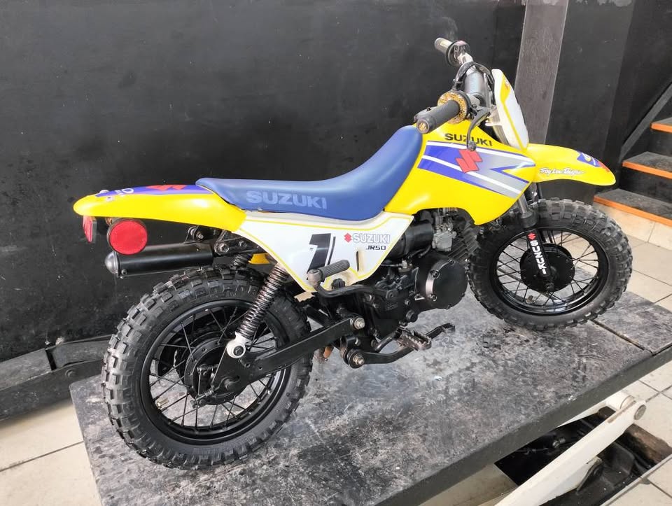 Motocross-Suzuki-JR50-pour-enfant-excellent-etat-design-robuste