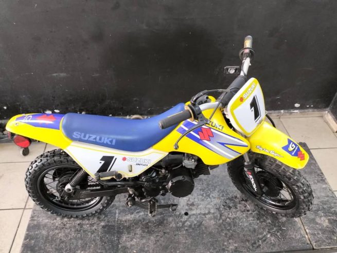 Motocross-pour-enfant-Suzuki-JR50-en-action-a-La-Marsa