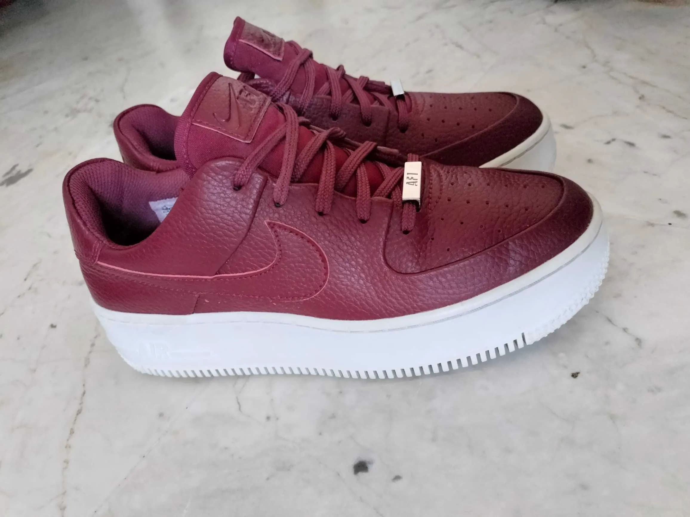 Nike-Air-Force-1-Sage-Low-pour-Femme-Team-Red-en-excellent-etat-a-vendre