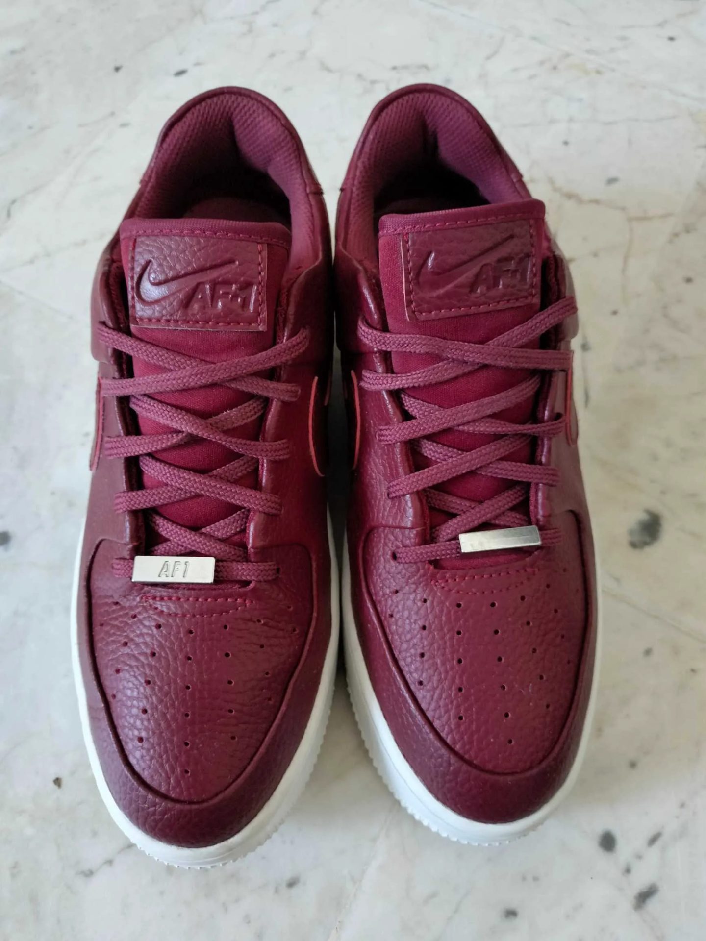 Nike-Air-Force-1-Team-Red-pour-femme-design-iconique-et-tendance