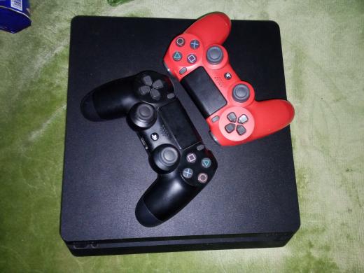 PS4-1-To-avec-accessoires-et-jeux-en-excellent-etat-Offre-complete-avec-manettes-et-jeux-a-Sousse