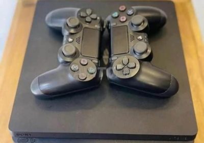 À Vendre : PlayStation 4 Slim + 2 Manettes