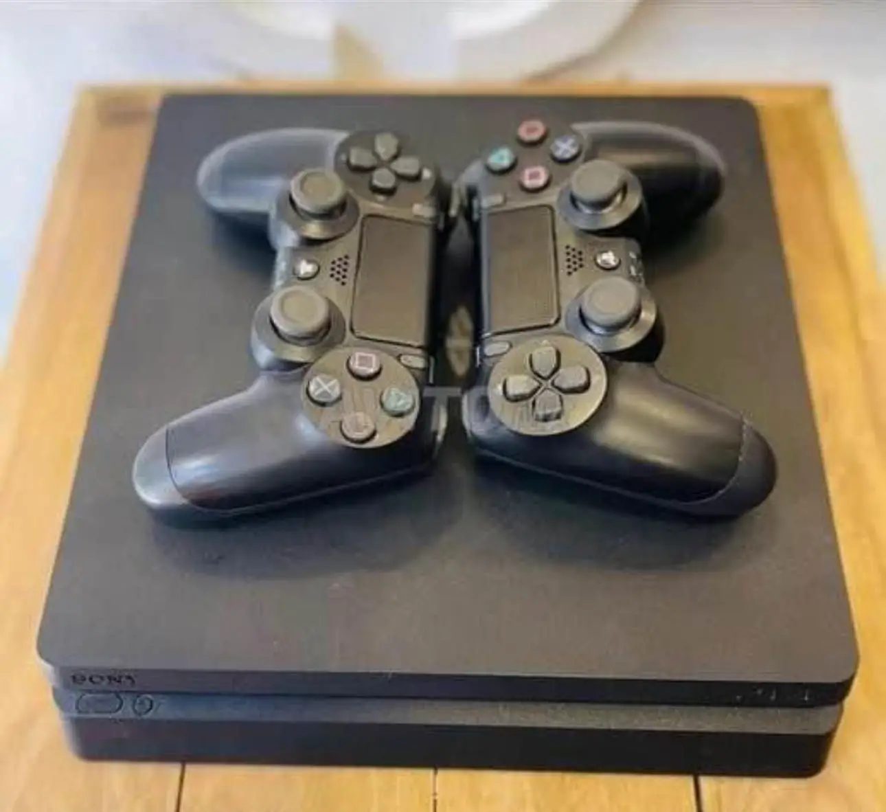 PS4-Slim-avec-deux-manettes-en-vente-a-Kairouan