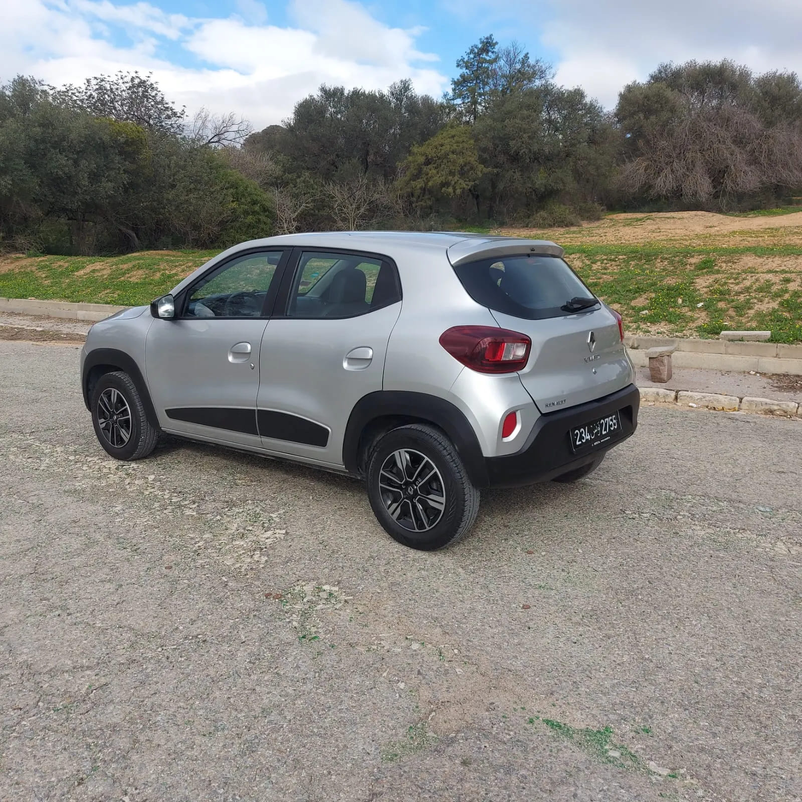 Renault-Kwid-avec-ecran-tactile-et-camera-de-recul-en-Tunisie