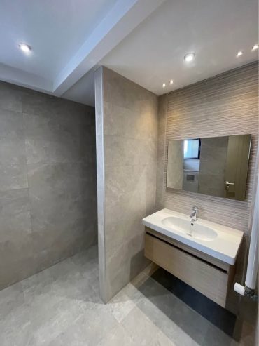 Salle-de-bain-avec-douche-moderne-Etage-de-villa-S3-haut-standing-a-louer-a-Sfax