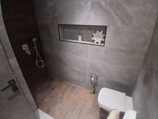 Salle-de-bain-avec-douche-moderne-dans-un-appartement-a-louer-a-Ain-Zaghouan-Nord