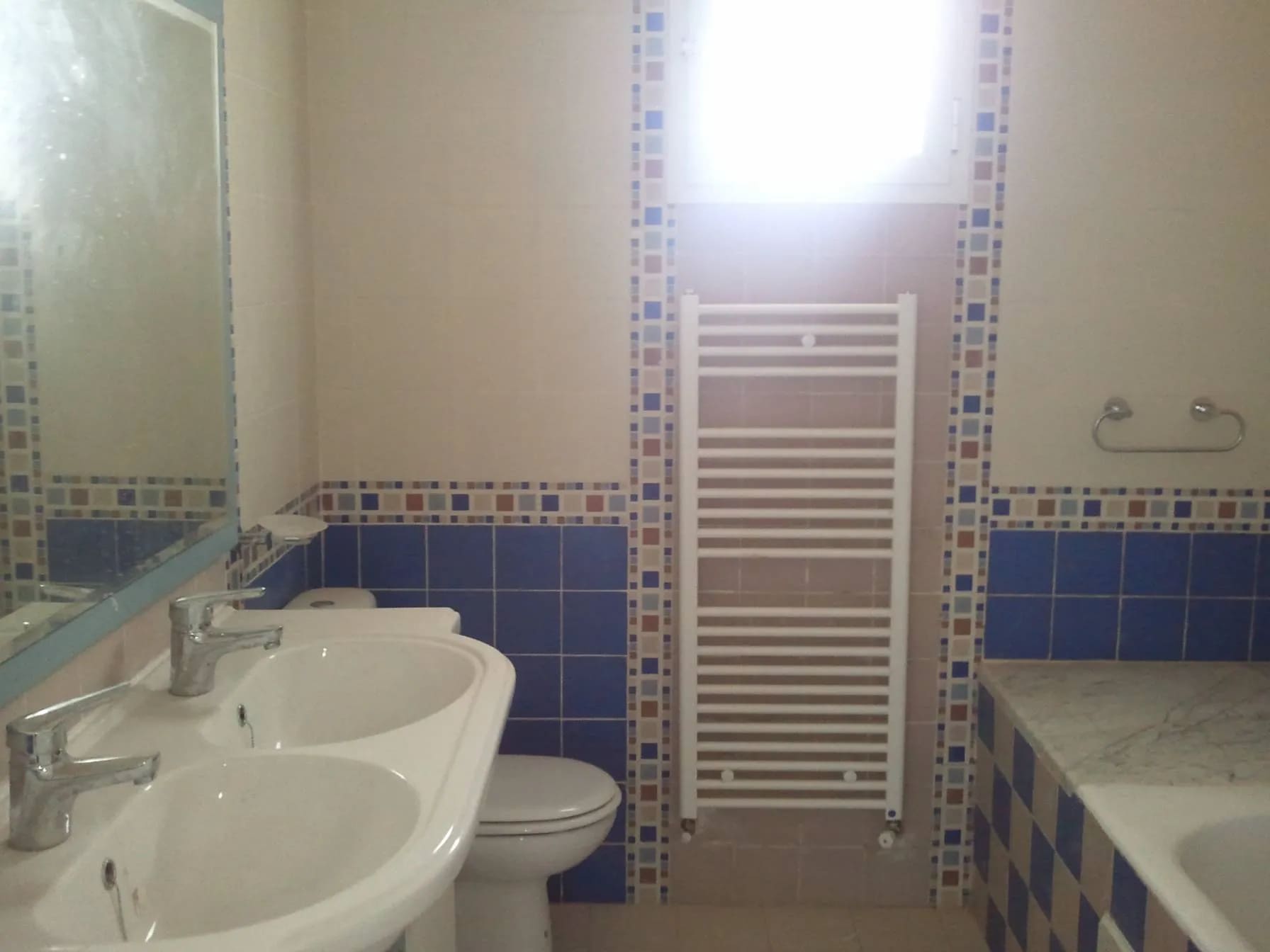 Salle-de-bain-moderne-avec-baignoire-appartement-a-louer-aux-Jardins-de-Carthage