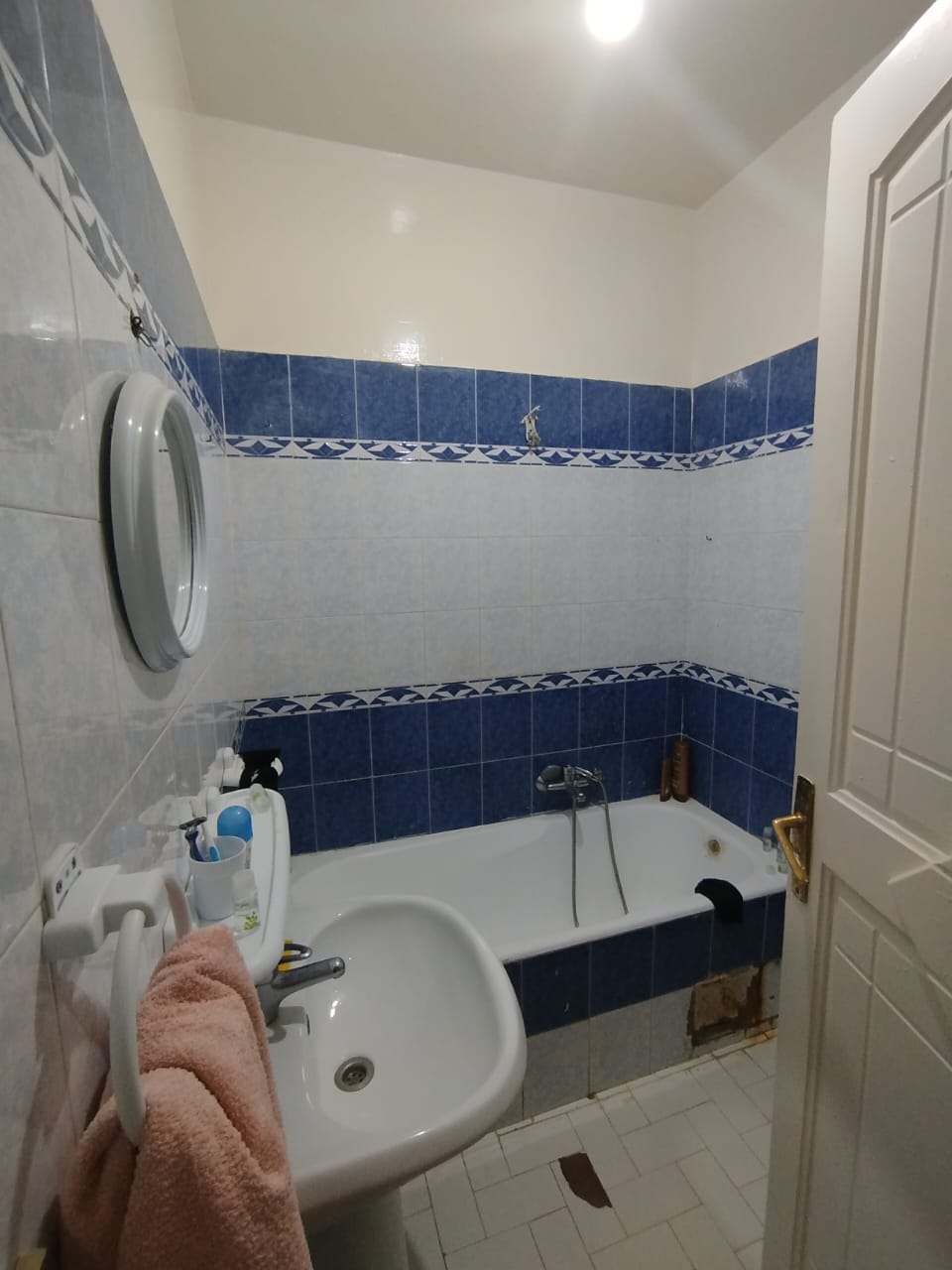 Salle-de-bain-moderne-avec-douche-dans-lappartement-a-Ain-Zaghouan