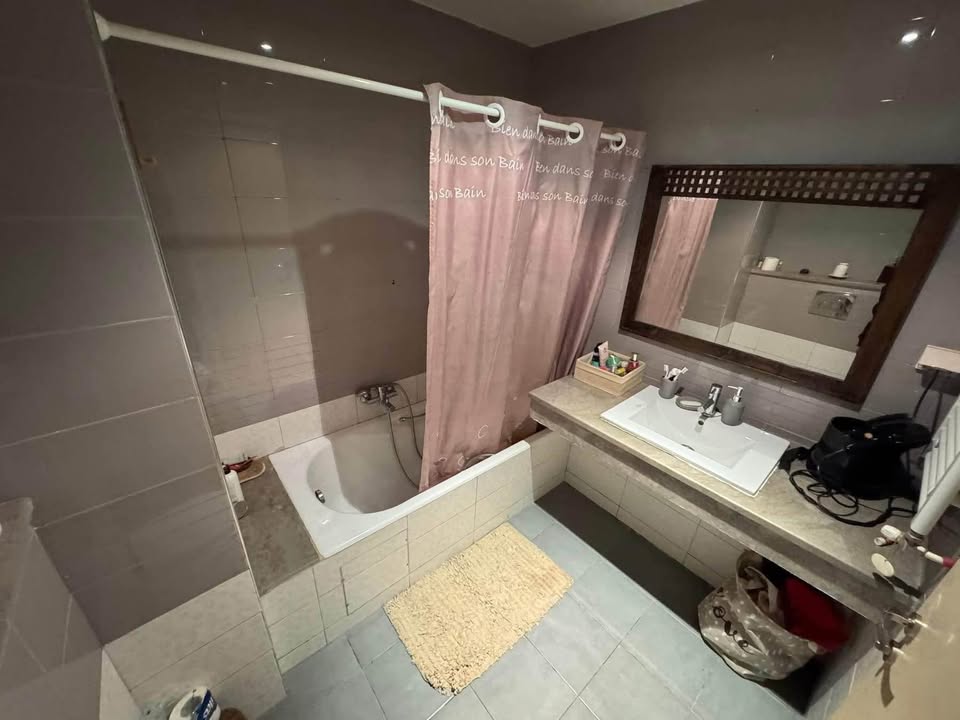 Salle-de-bain-moderne-de-lappartement-S2-a-MENZAH-9-C