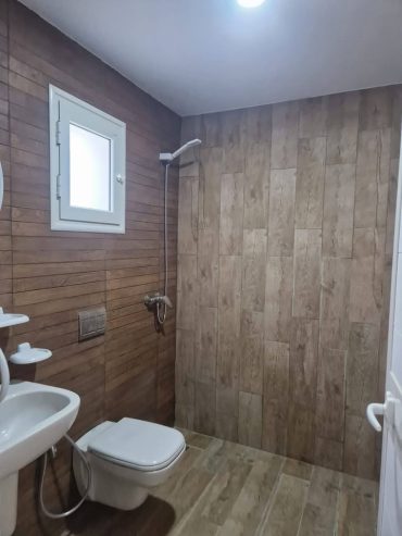 Salle-deau-moderne-avec-douche-a-litalienne-dans-appartement-S2-a-Monastir