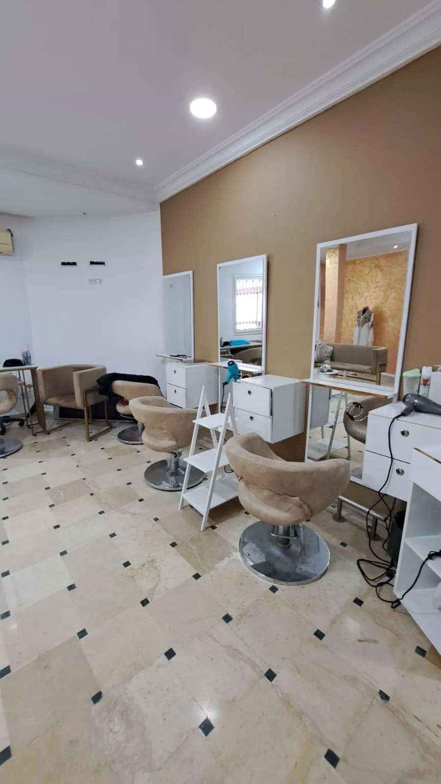 Salon-desthetique-avec-cabines-de-massage-a-vendre-a-Tunis