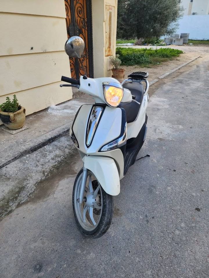 Scooter-Piaggio-Liberty-S-50-leger-et-facile-a-conduire